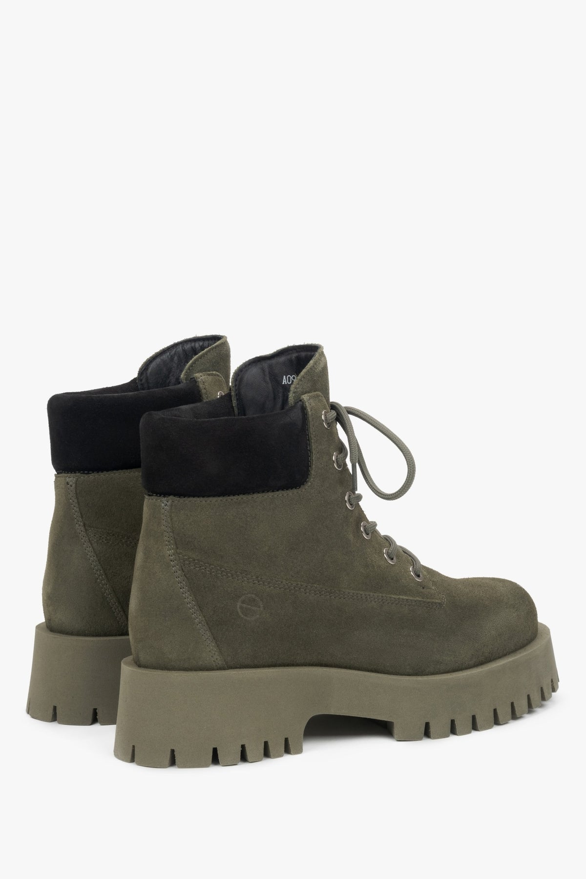 Damen-Stiefeletten aus dunkelgrünem Velours von Estro – Nahaufnahme des Absatzes und der Seitenlinie der Schuhe.