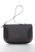 Frontalansicht der eleganten dunkelbraunen Damen-Schultertasche aus weichem Echtleder.