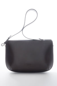 Frontalansicht der eleganten dunkelbraunen Damen-Schultertasche aus weichem Echtleder.