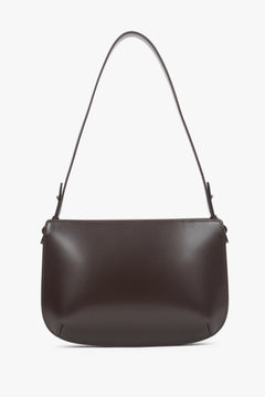 Flache Ansicht der eleganten Schultertasche in Dunkelbraun.
