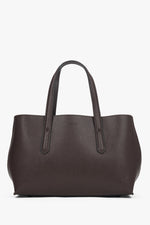 Frontalansicht der eleganten dunkelbraunen Damen-Tote-Bag aus glattem Echtleder.