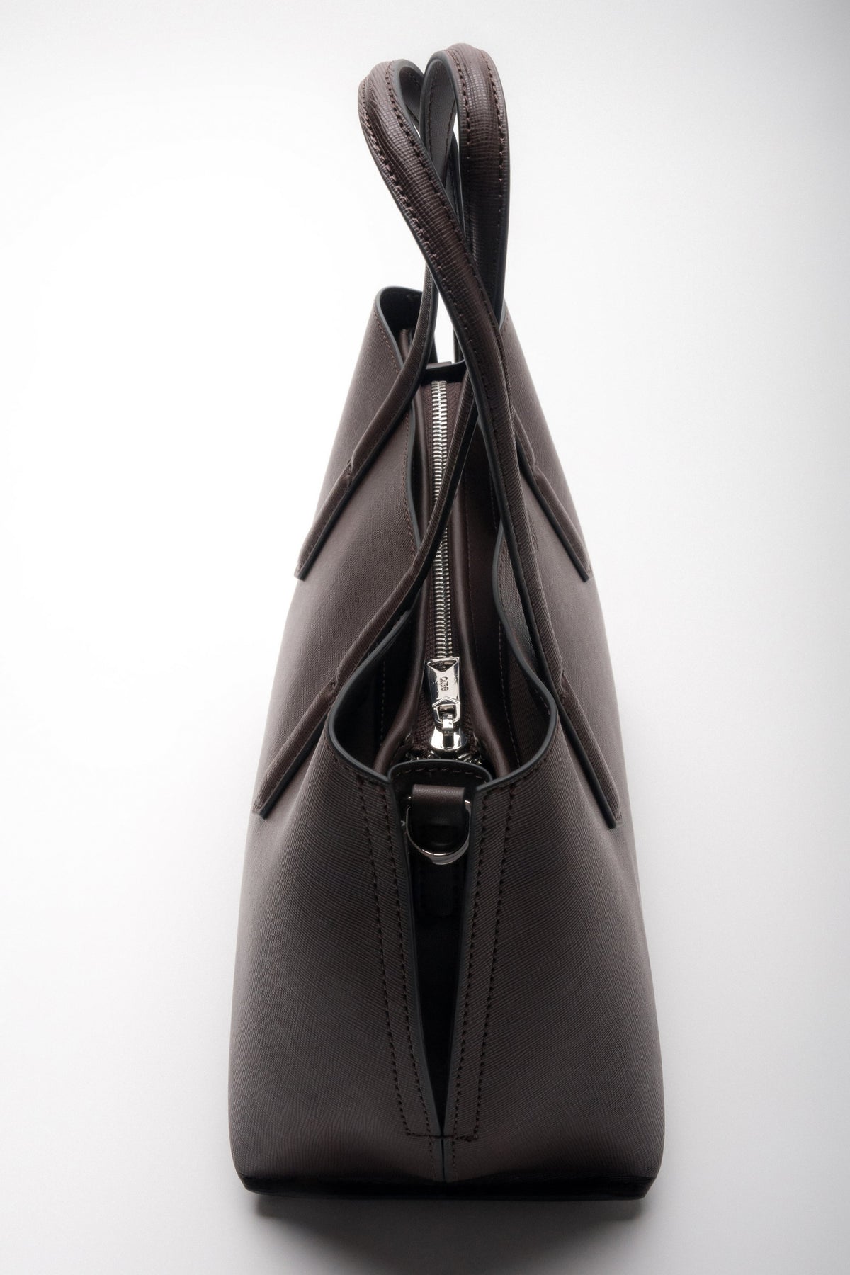 Detailansicht der Seite und des Reißverschlusses der edlen Ledertasche.