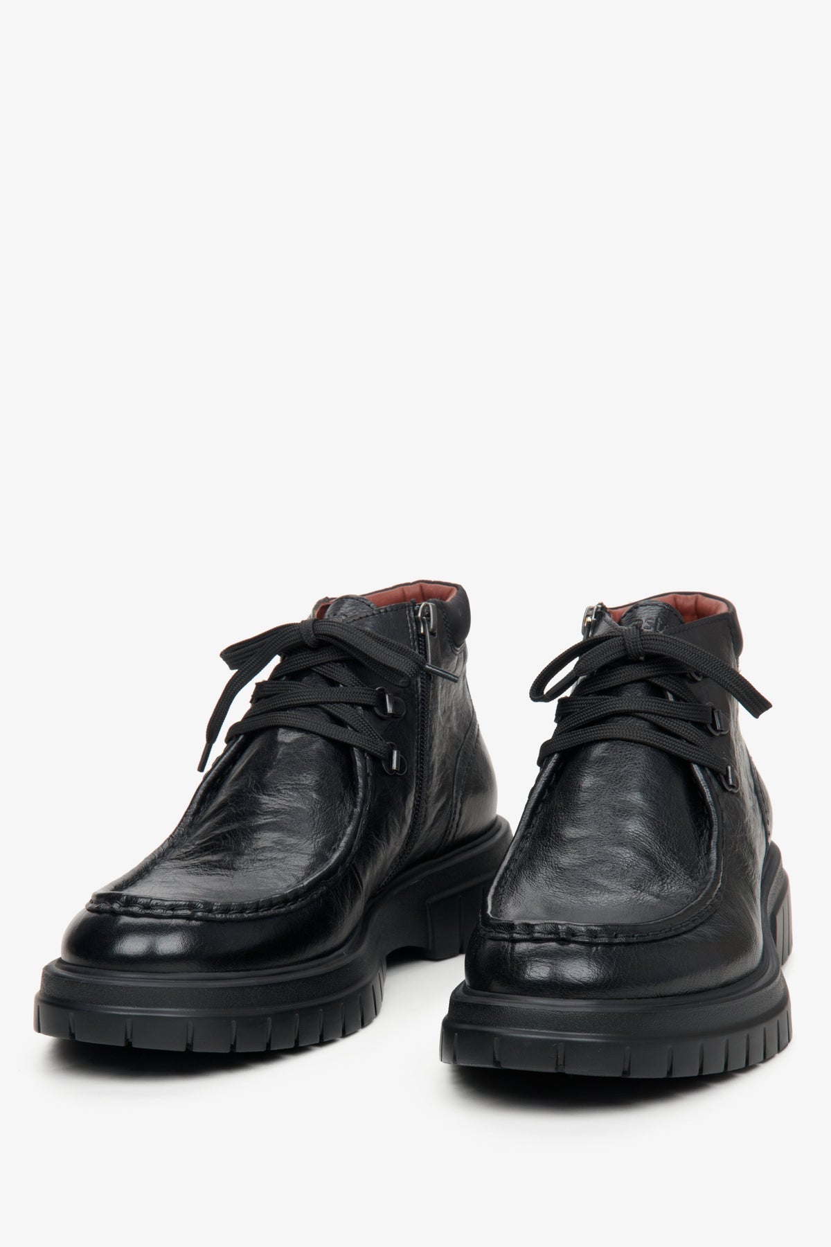Schwarze, erhöhte Herren-Stiefeletten aus Leder von Estro – Nahaufnahme der Schuhspitze.
