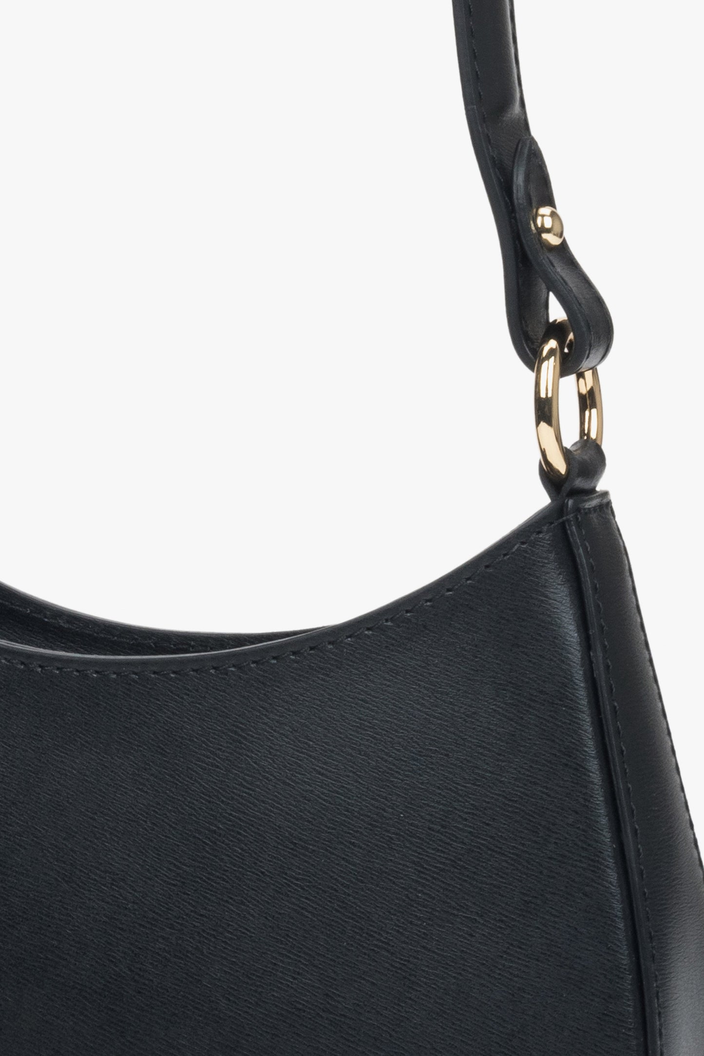 Zeitlose schwarze Damen-Schultertasche aus italienischem Echtleder – Nahaufnahme der Details.