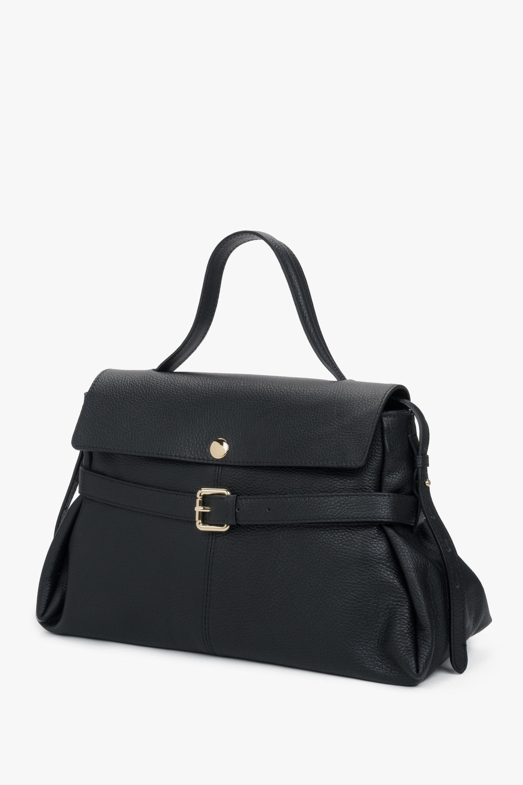 Schrägansicht der schwarzen Leder-Handtasche zur Veranschaulichung der Silhouette
