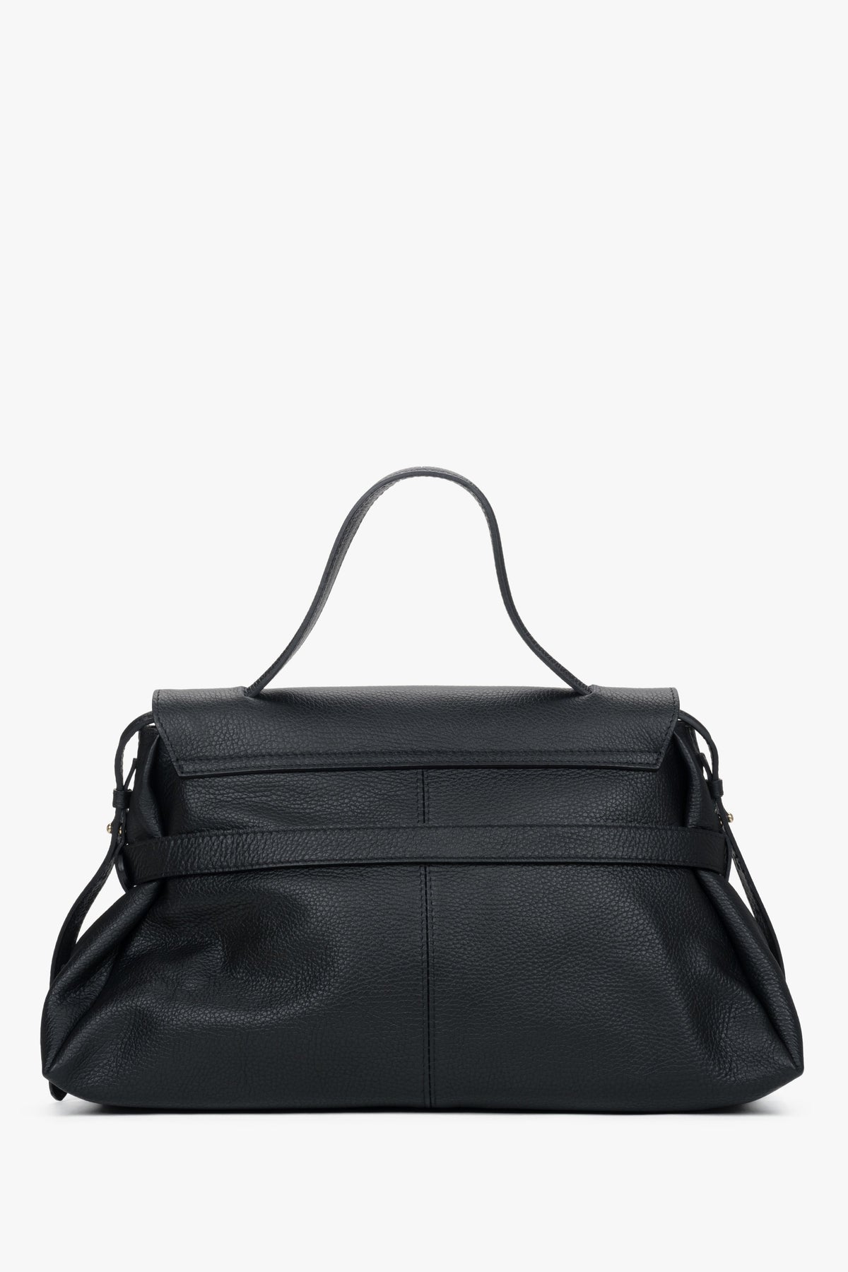 Rückwärtige Ansicht der geräumigen schwarzen Henkeltasche aus italienischem Leder