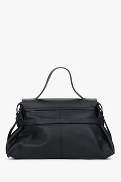 Rückwärtige Ansicht der geräumigen schwarzen Henkeltasche aus italienischem Leder