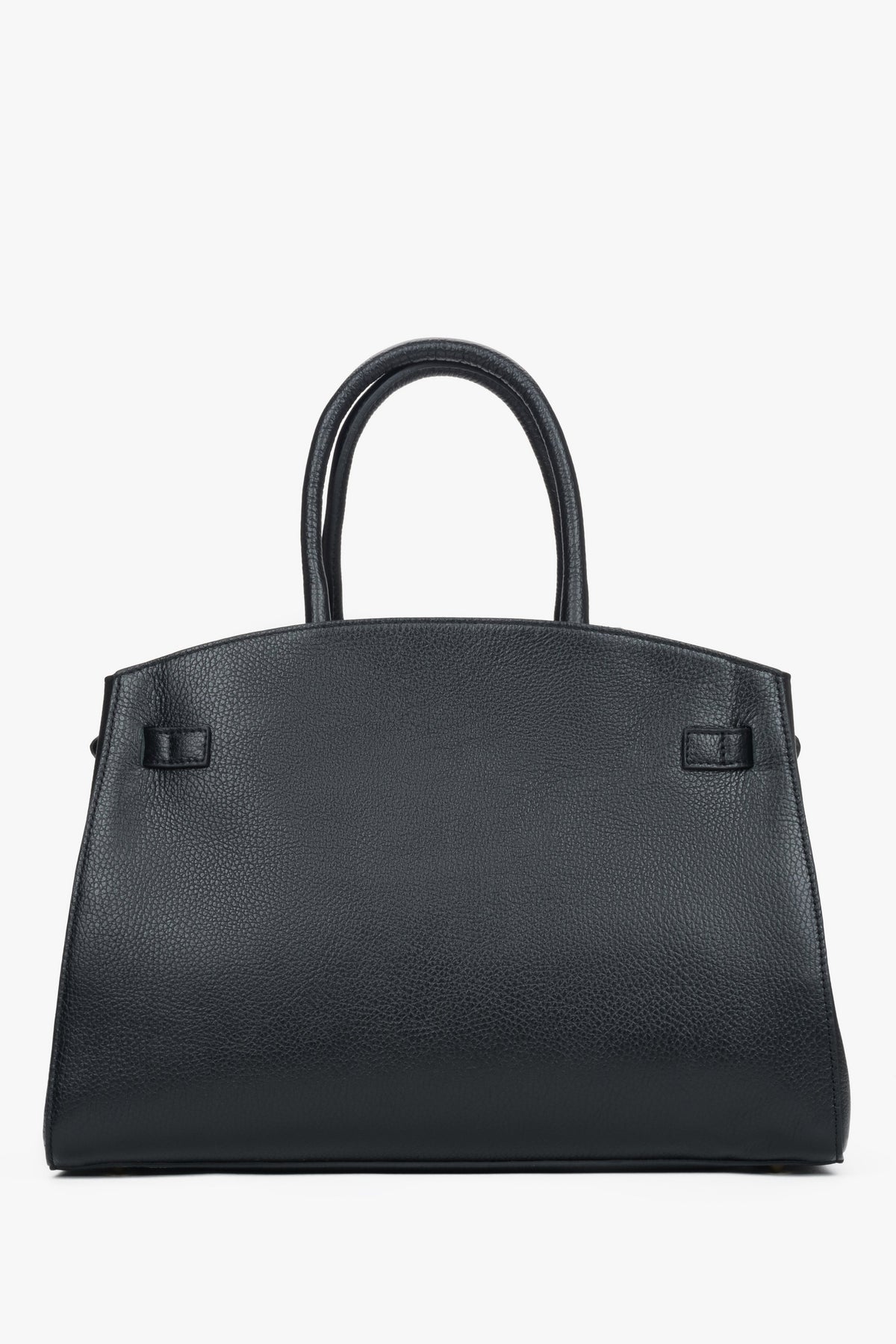 Rückwärtige Ansicht der strukturierten schwarzen Henkeltasche aus italienischem Leder