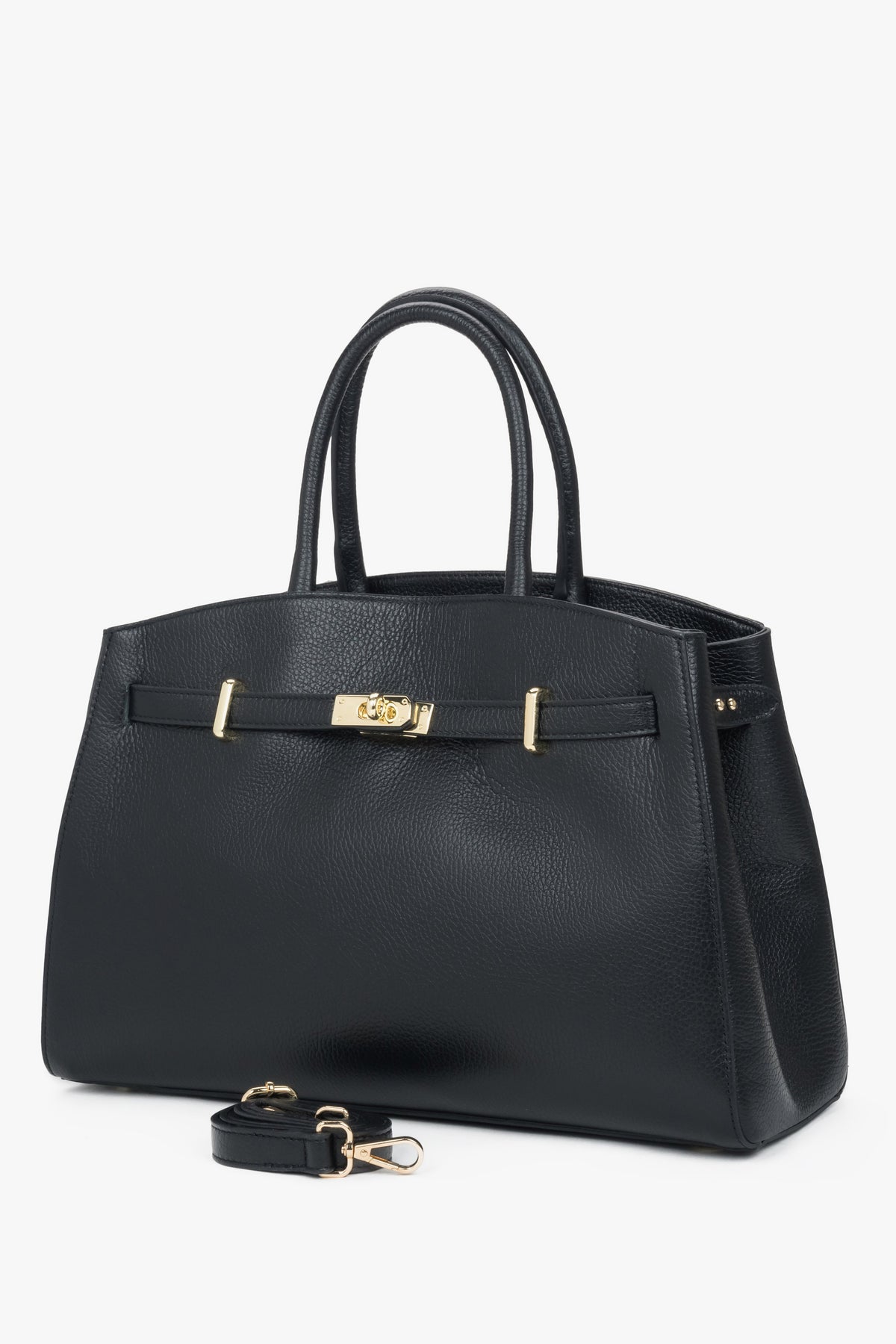 Schrägansicht der schwarzen Tote-Bag mit befestigtem, langem Schulterriemen