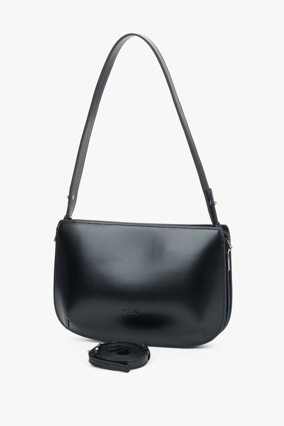 Frontalansicht der schwarzen Ledertasche mit Trageriemen.