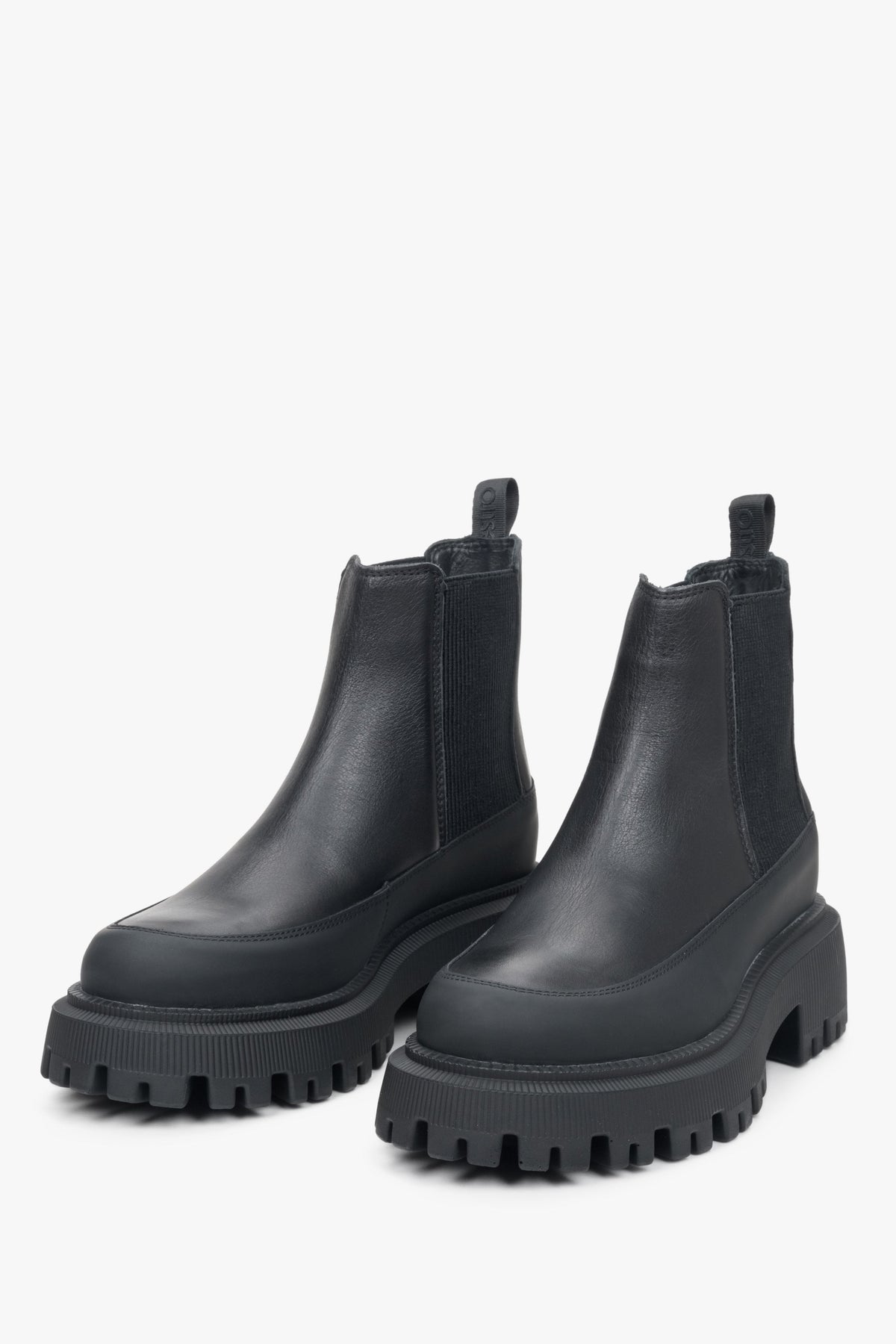 Verstanden, hier ist die vordere Ansicht der Schuhe.