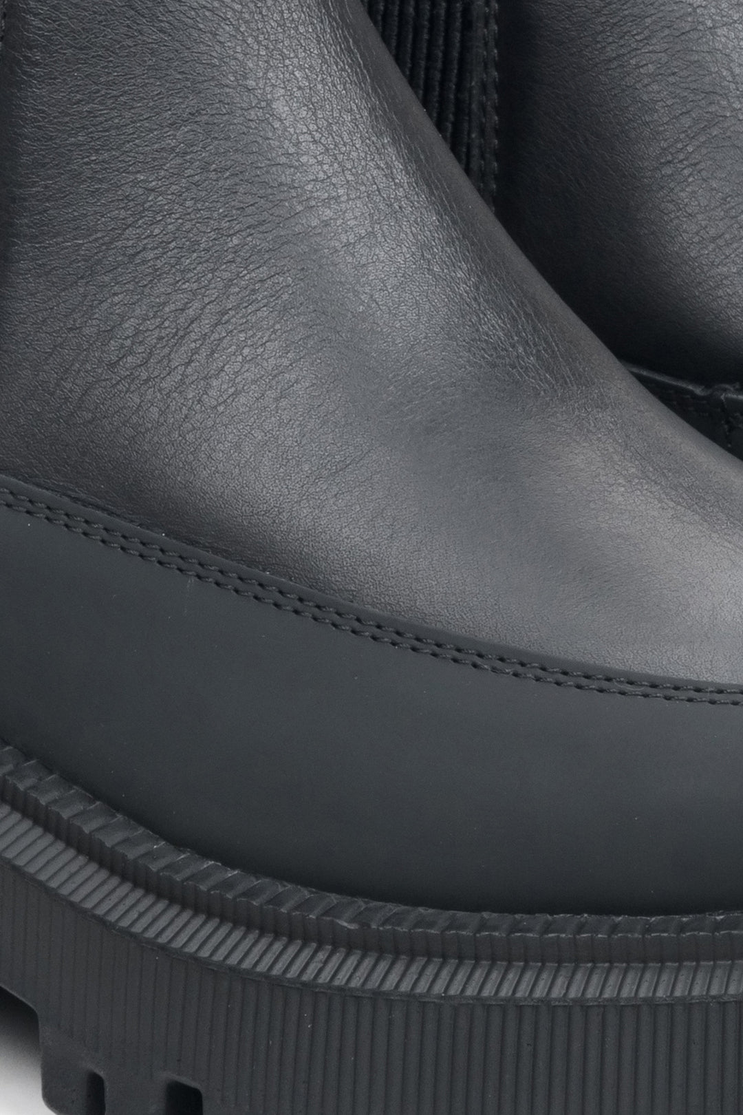 Schwarze, niedrige Damenstiefeletten aus Naturleder der Marke Estro – Detailaufnahme.