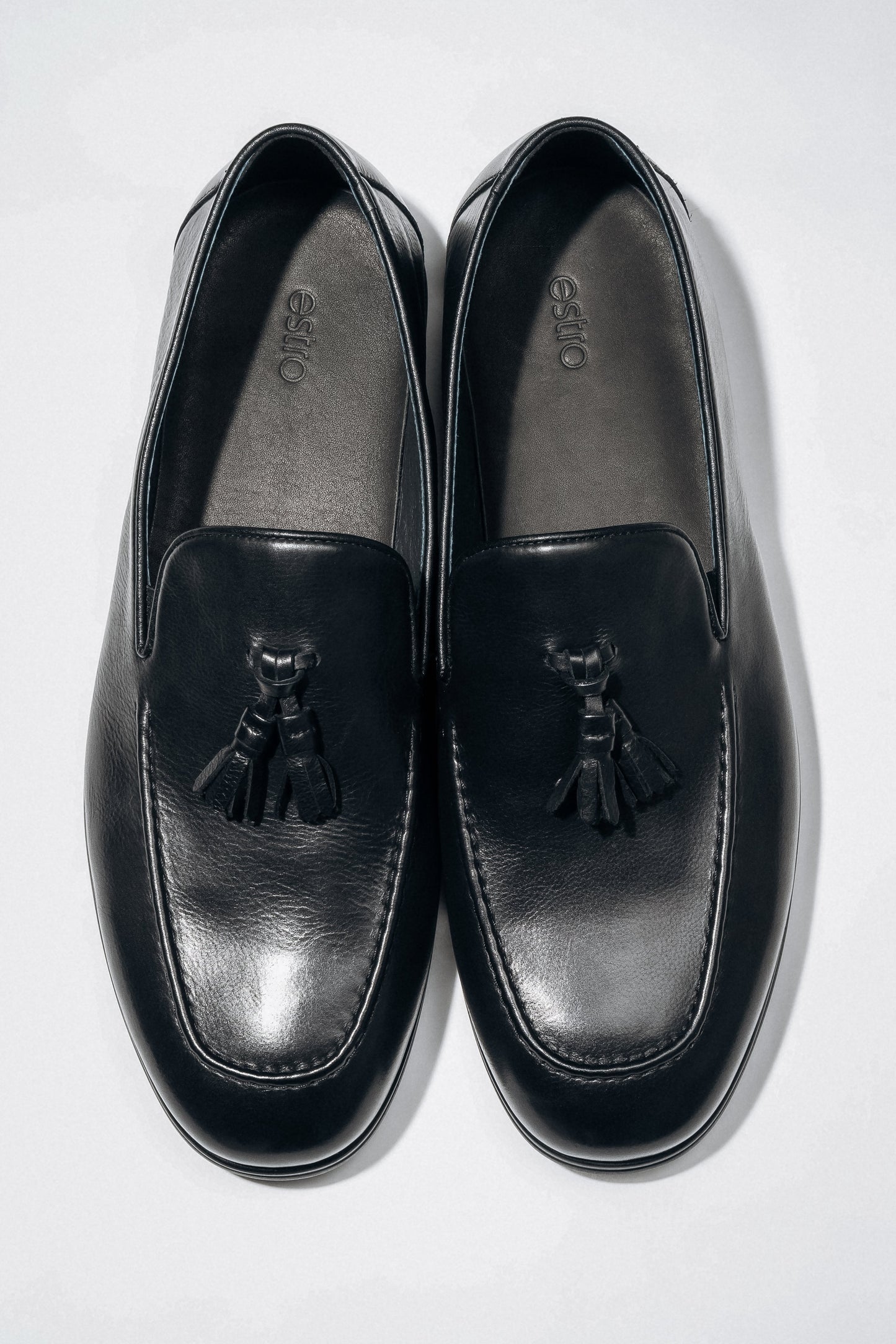Draufsicht auf das Paar elegante schwarze Herren-Loafer mit Quaste.