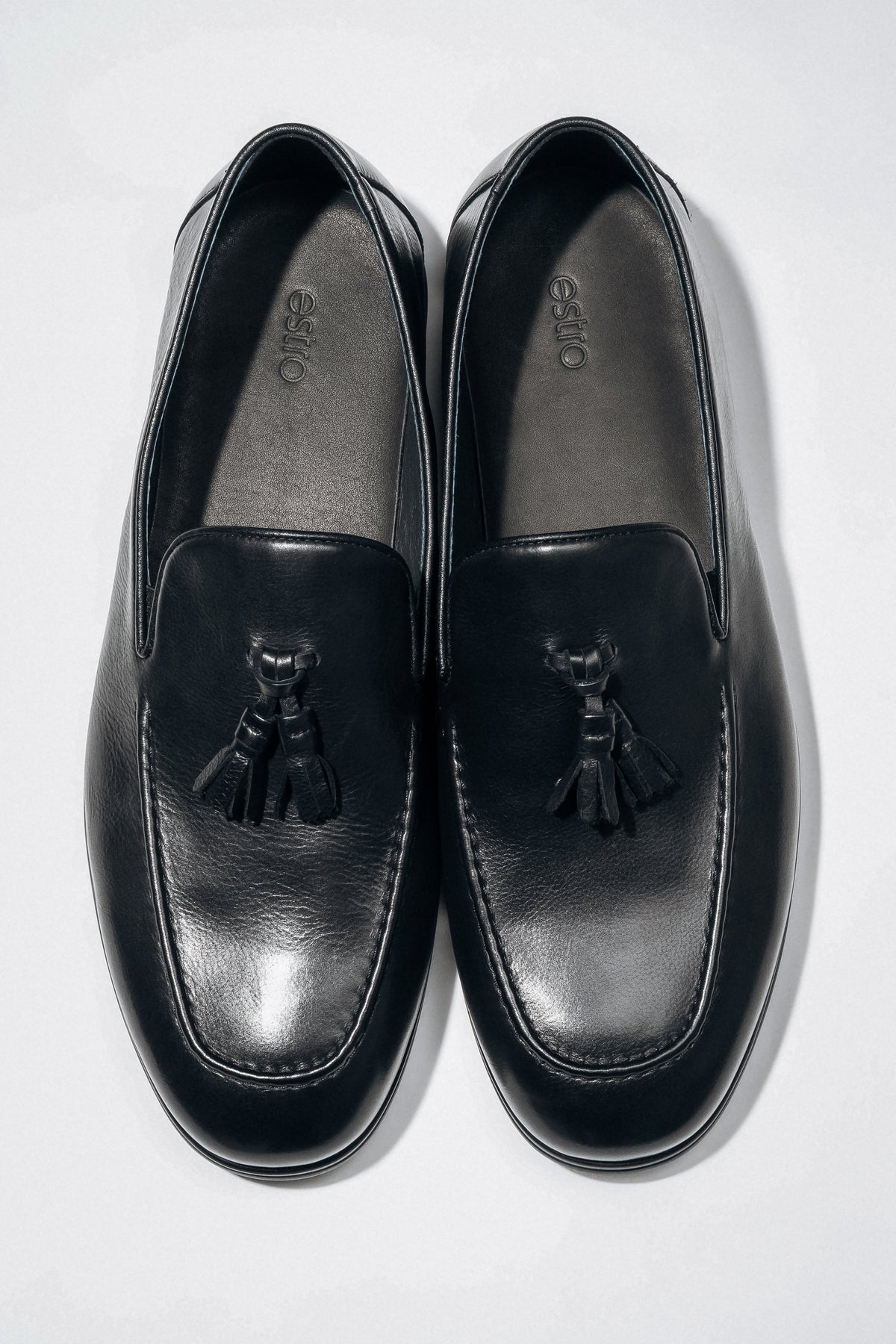Draufsicht auf das Paar elegante schwarze Herren-Loafer mit Quaste.