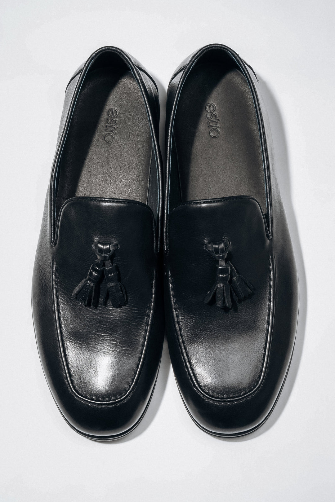 Draufsicht auf das Paar elegante schwarze Herren-Loafer mit Quaste.