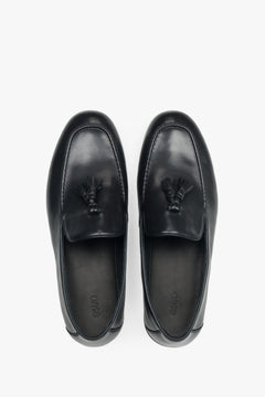 Andere Draufsicht auf die klassischen schwarzen Loafer von Estro.