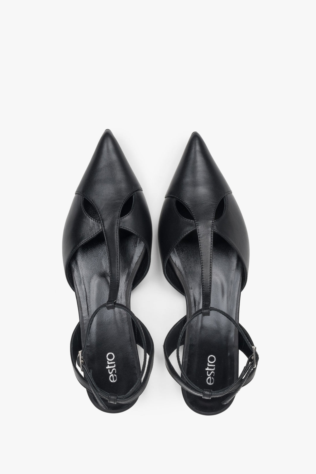 Die schwarzen Naturledersandalen von Estro überzeugen mit einer schicken, spitzen Zehenpartie – ideal für besondere Anlässe.
