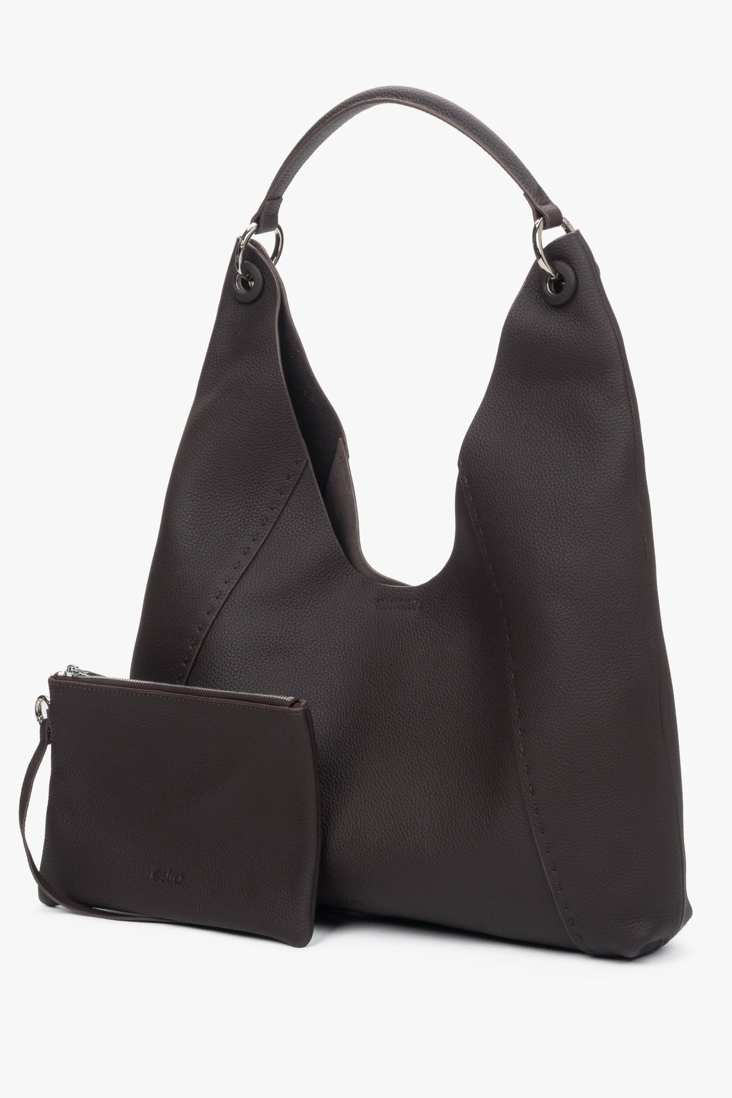 Die dunkelbraune Ledertasche wird zusammen mit der praktischen, herausnehmbaren Kosmetiktasche präsentiert.