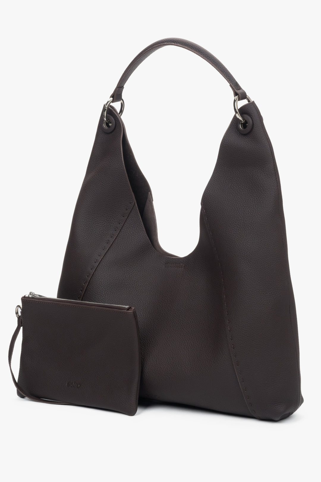 Die dunkelbraune Ledertasche wird zusammen mit der praktischen, herausnehmbaren Kosmetiktasche präsentiert.