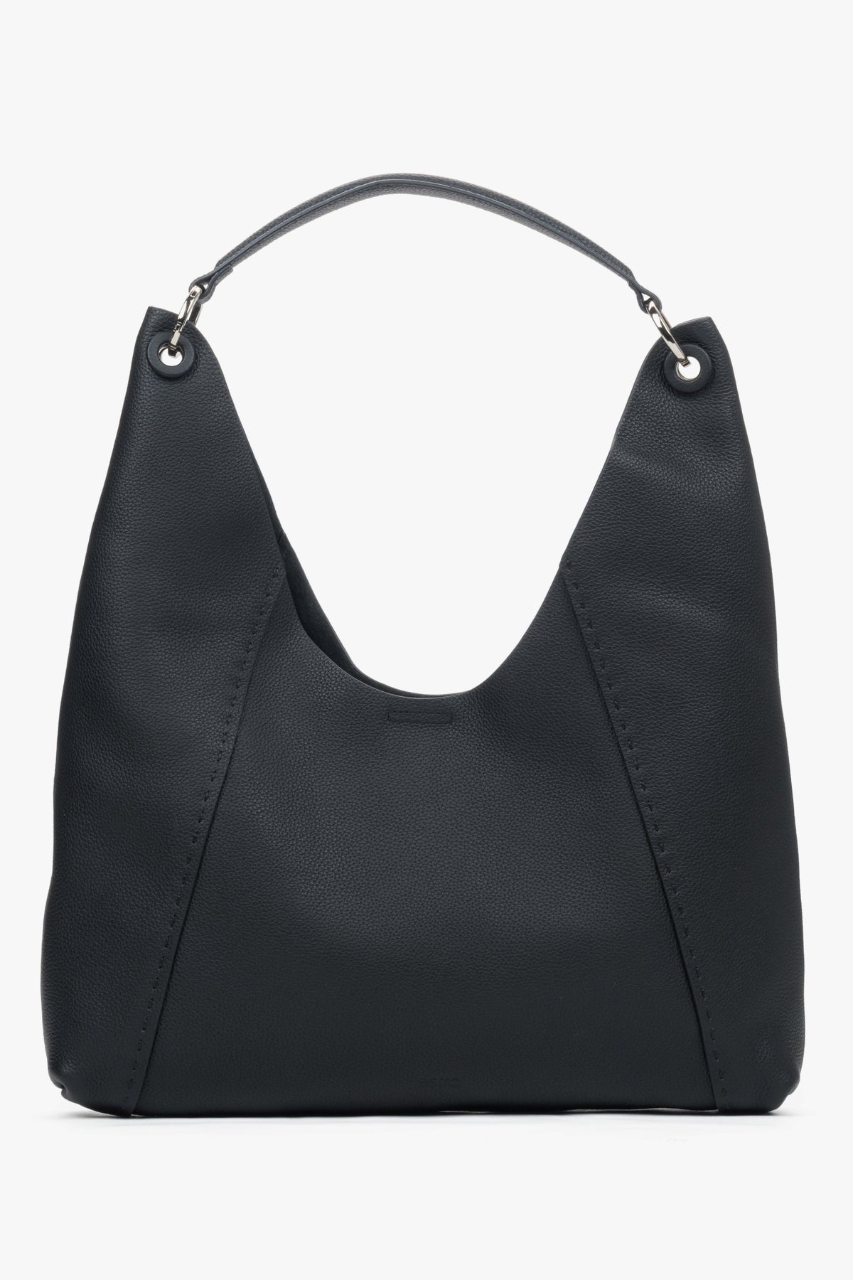 Frontalansicht der geräumigen, schwarzen Hobo-Tasche aus weichem Echtleder.