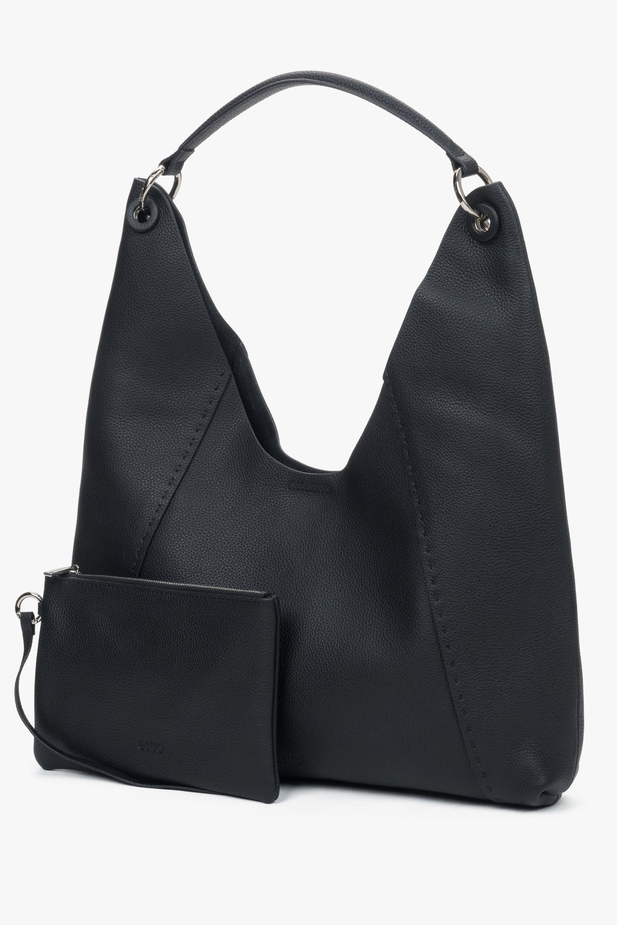 Die schwarze Ledertasche wird zusammen mit der praktischen, herausnehmbaren Kosmetiktasche präsentiert.