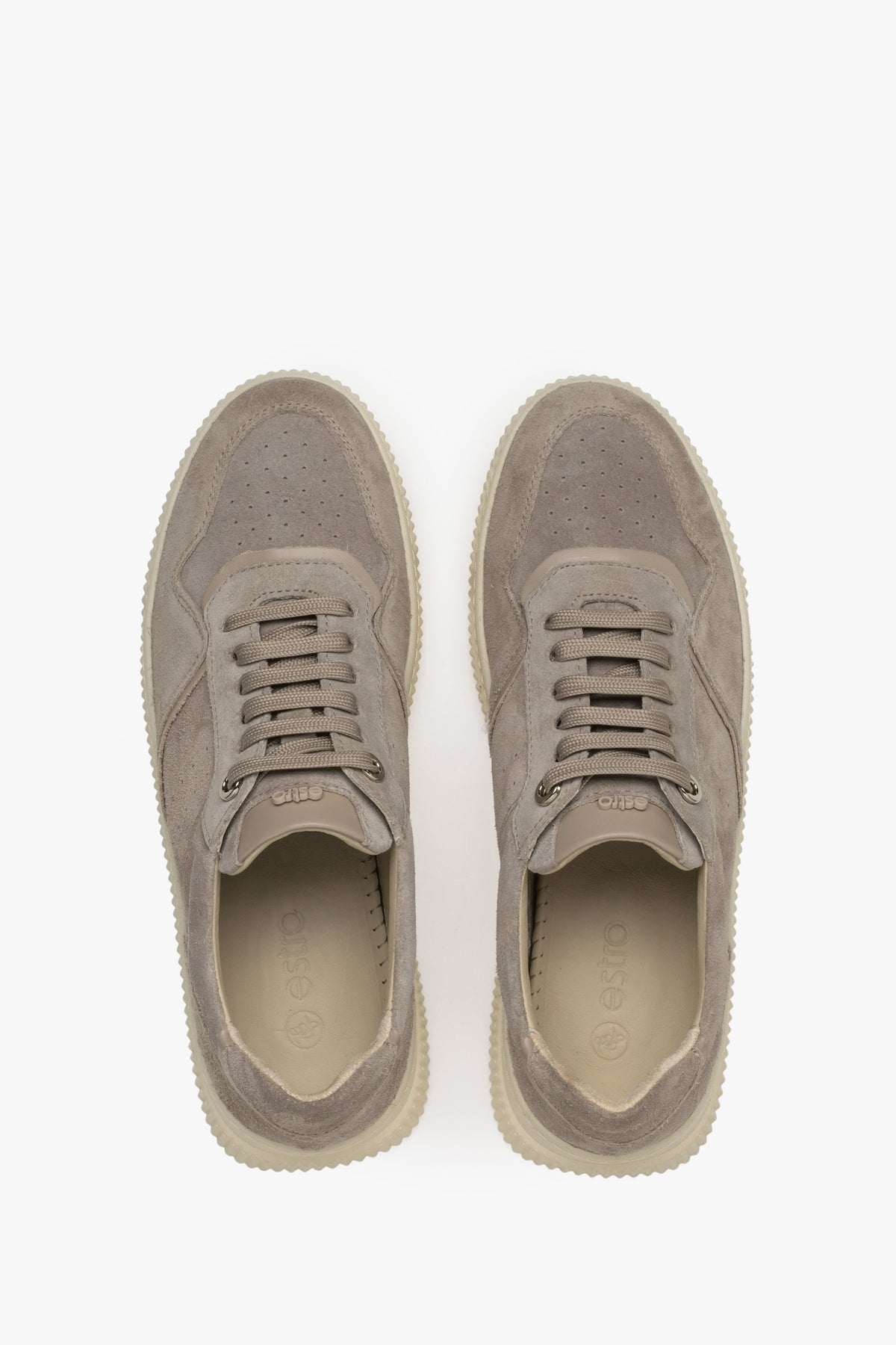 Symmetrische Draufsicht auf das Paar Damensneaker mit farblich abgestimmter Schnürung