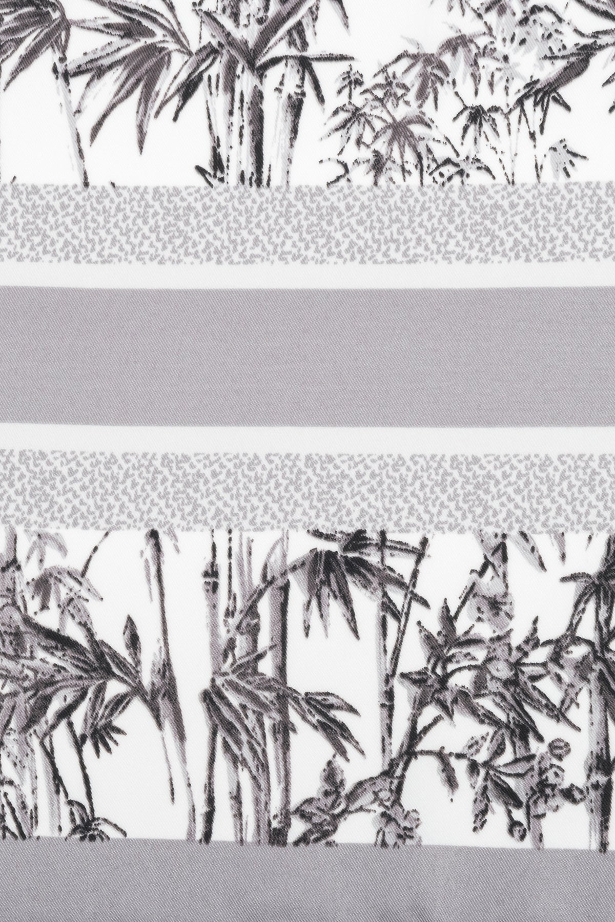 Detailaufnahme des grau-weißen Dschungelprints und der Kanten
