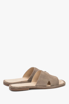 Rückansicht der graubeigen Damen-Mules mit flacher TPU-Sohle