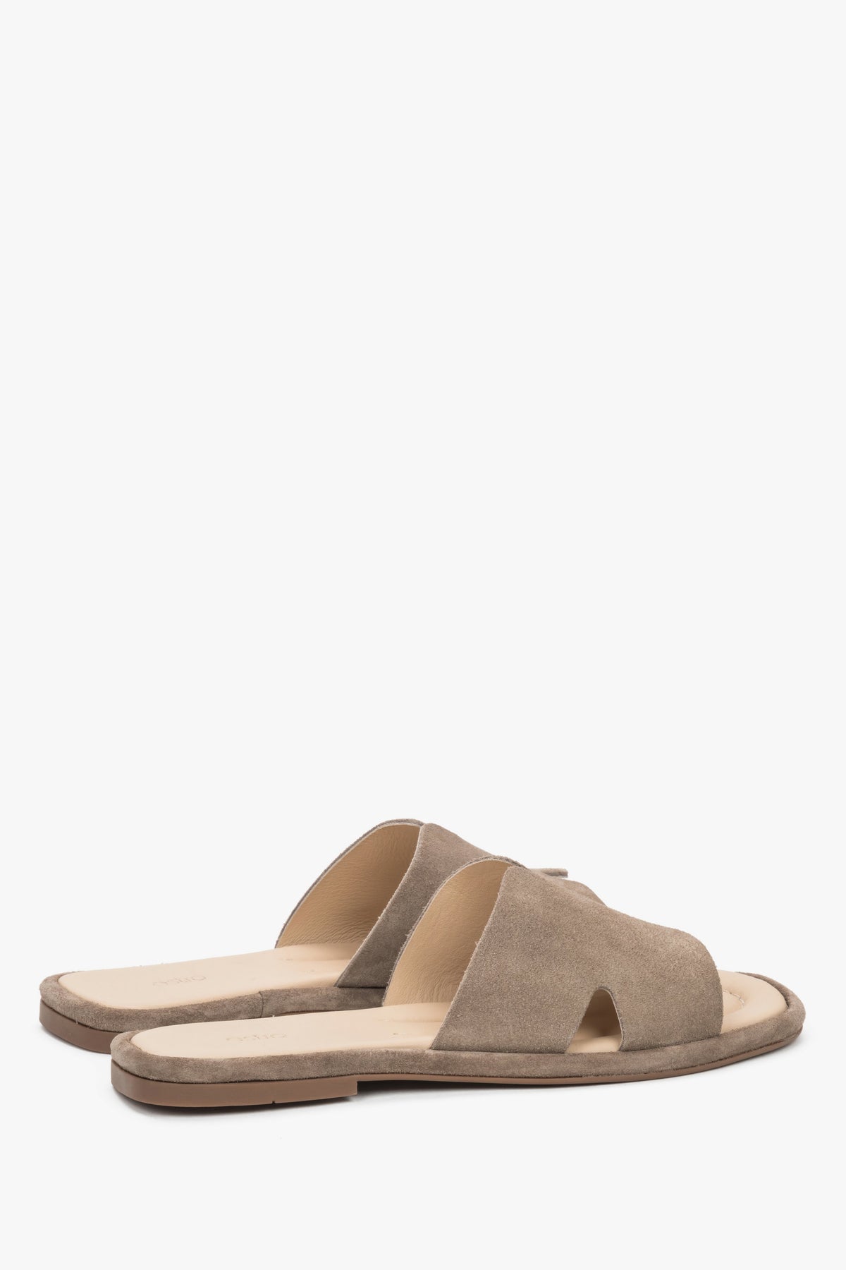 Rückansicht der graubeigen Damen-Mules mit flacher TPU-Sohle