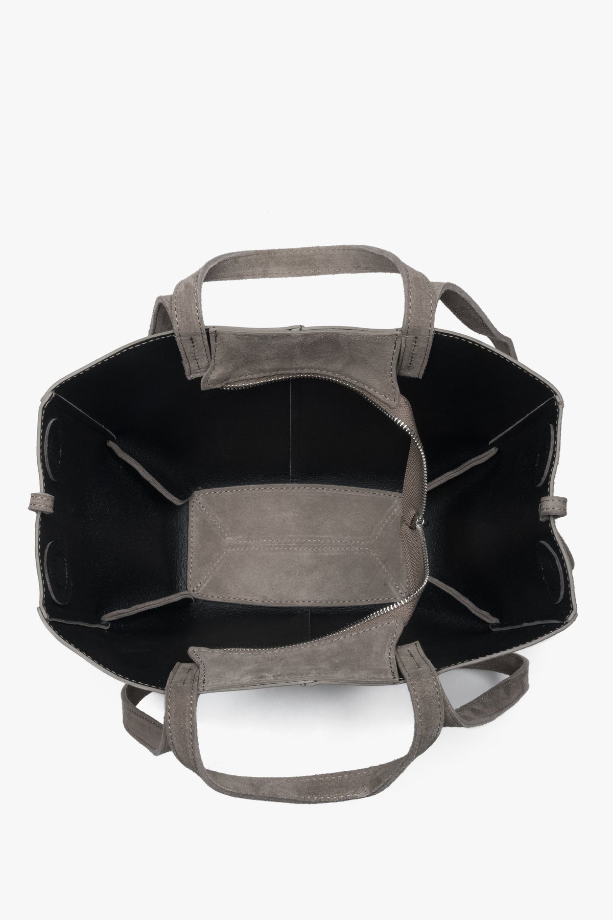 Draufsicht in das geräumige Innere der Velours-Tasche, das mit Echtleder ausgekleidet ist