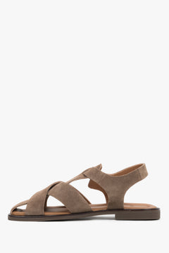 Graue Damen-Sandalen aus natürlichem Veloursleder in seitlicher Profilansicht