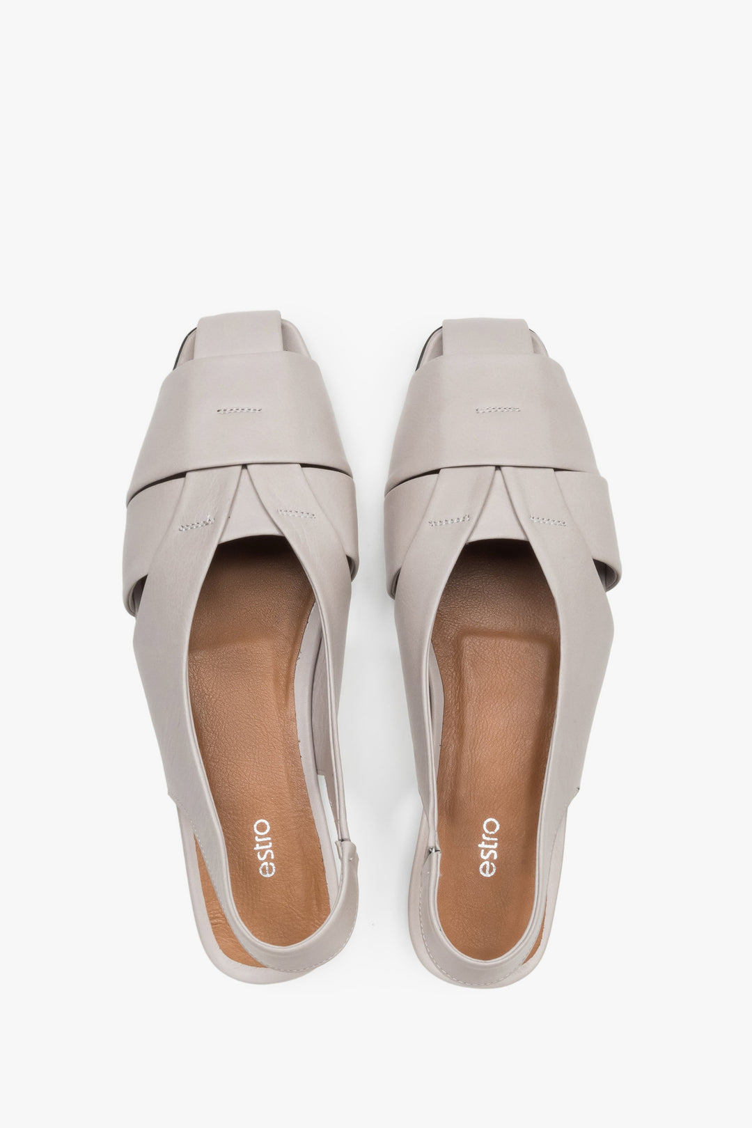 Draufsicht auf das Echtleder-Fußbett der grauen Damen-Sandalen