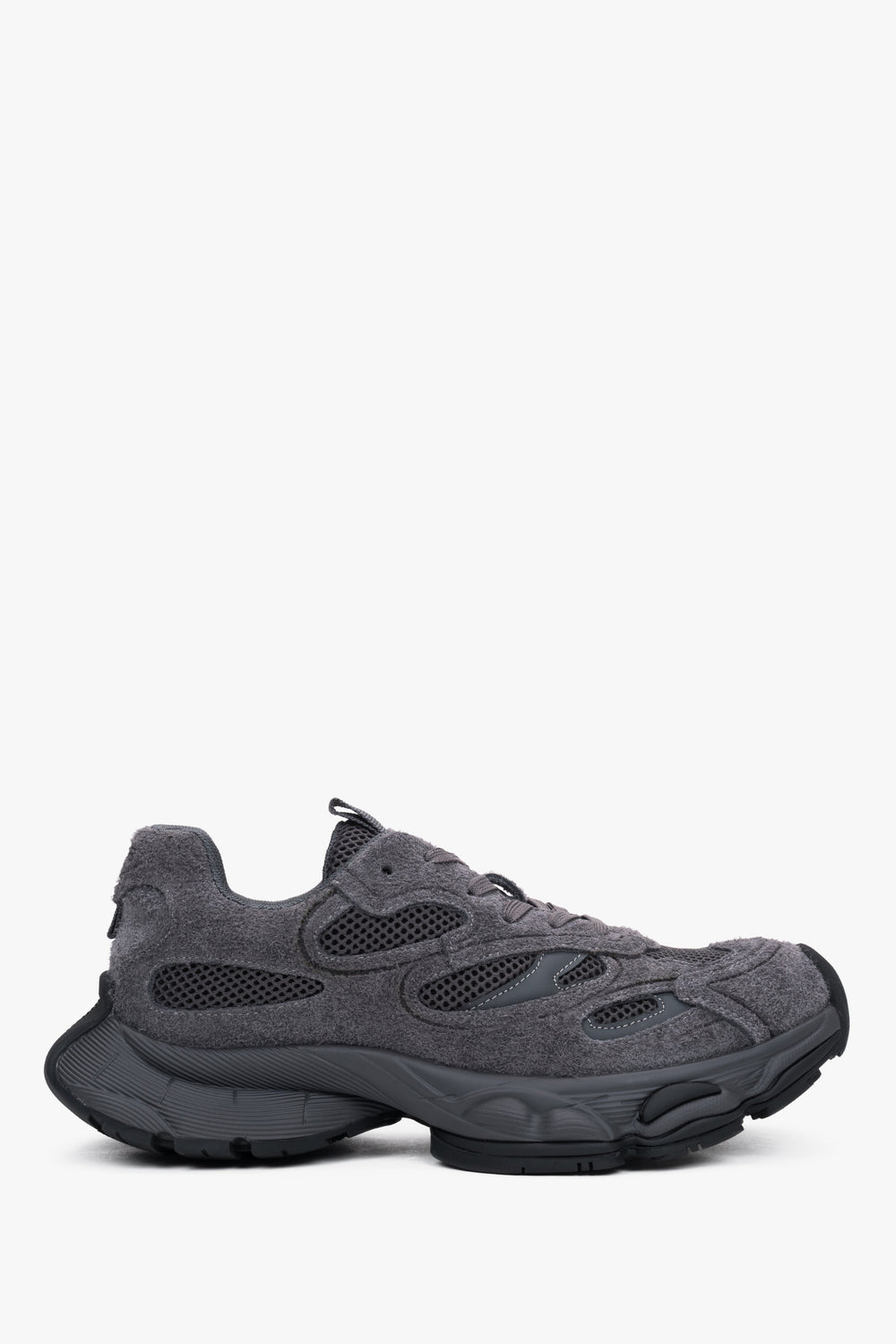 Flache Seitenansicht des grauen Damen-Sneakers aus strukturiertem Velours mit Plateau-Sohle 