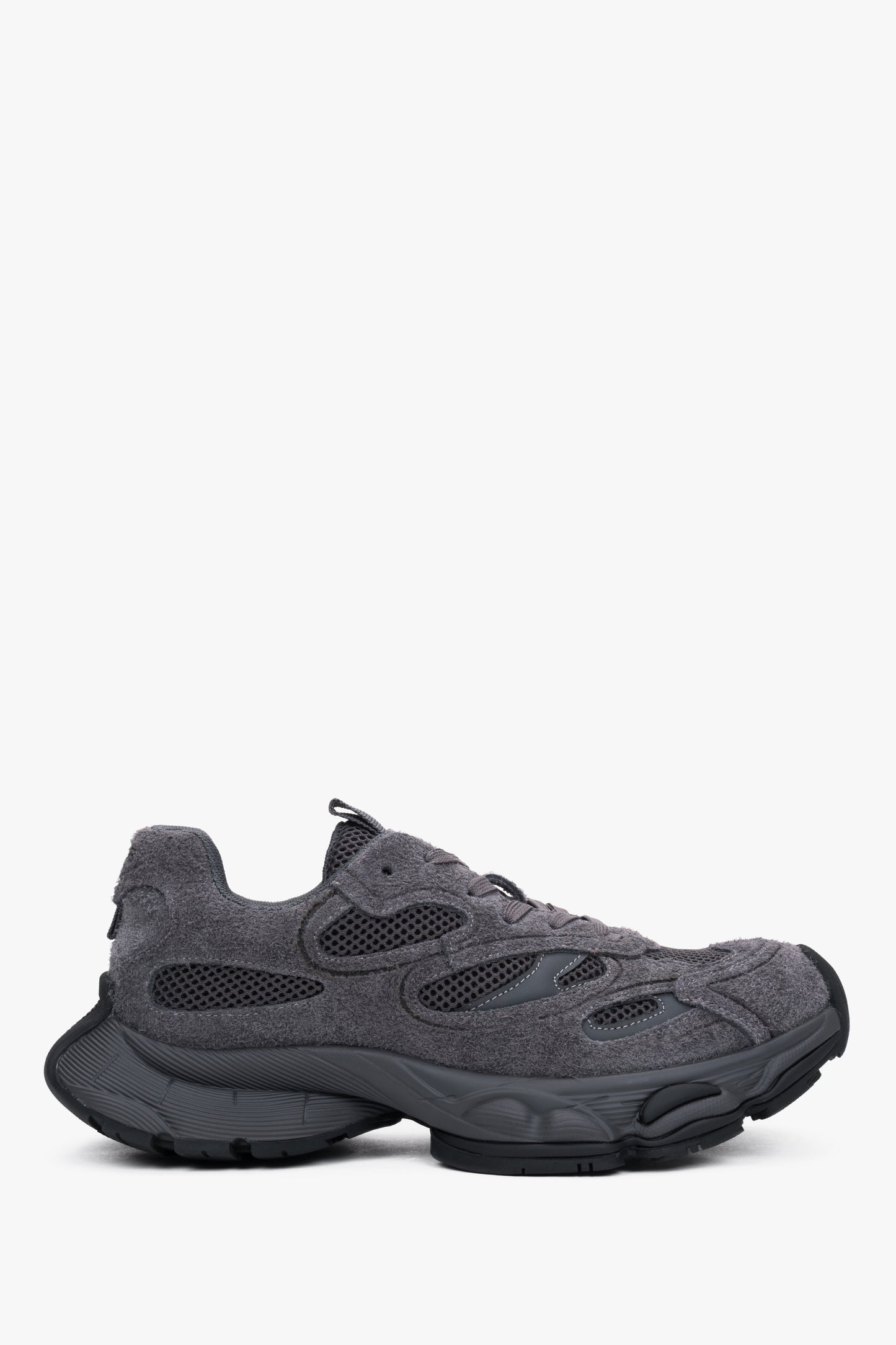 Flache Seitenansicht des grauen Damen-Sneakers aus strukturiertem Velours mit Plateau-Sohle 