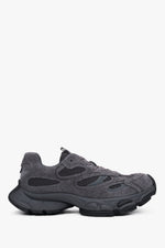 Flache Seitenansicht des grauen Damen-Sneakers aus strukturiertem Velours mit Plateau-Sohle 