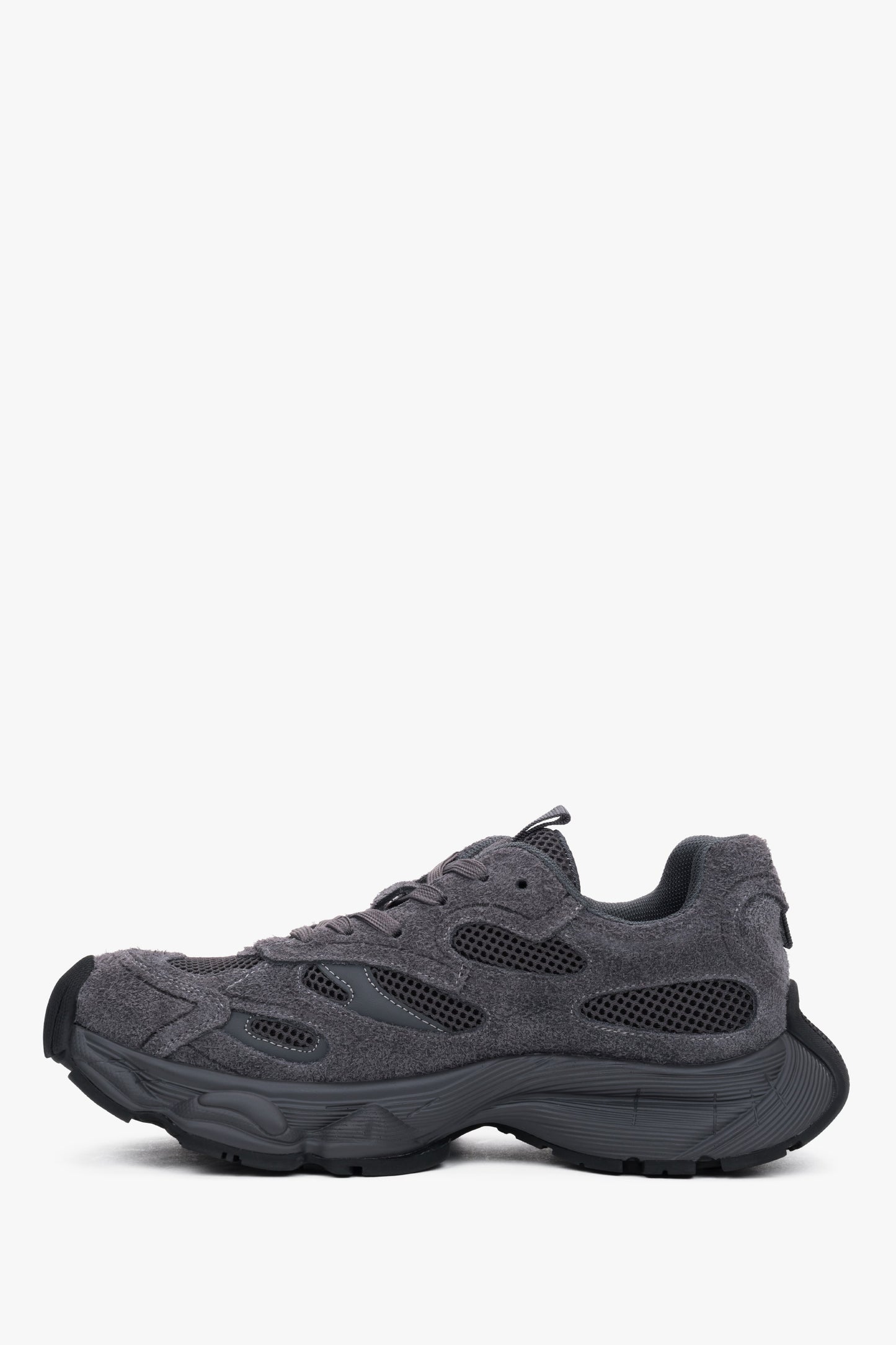 Flache Profilansicht der Außenseite des grauen Sneakers aus strukturiertem Velours