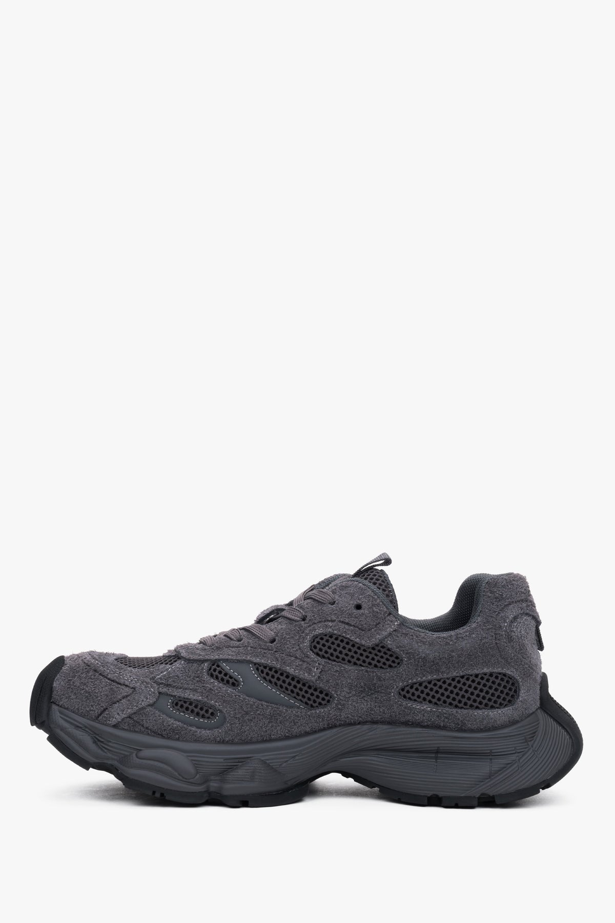 Flache Profilansicht der Außenseite des grauen Sneakers aus strukturiertem Velours