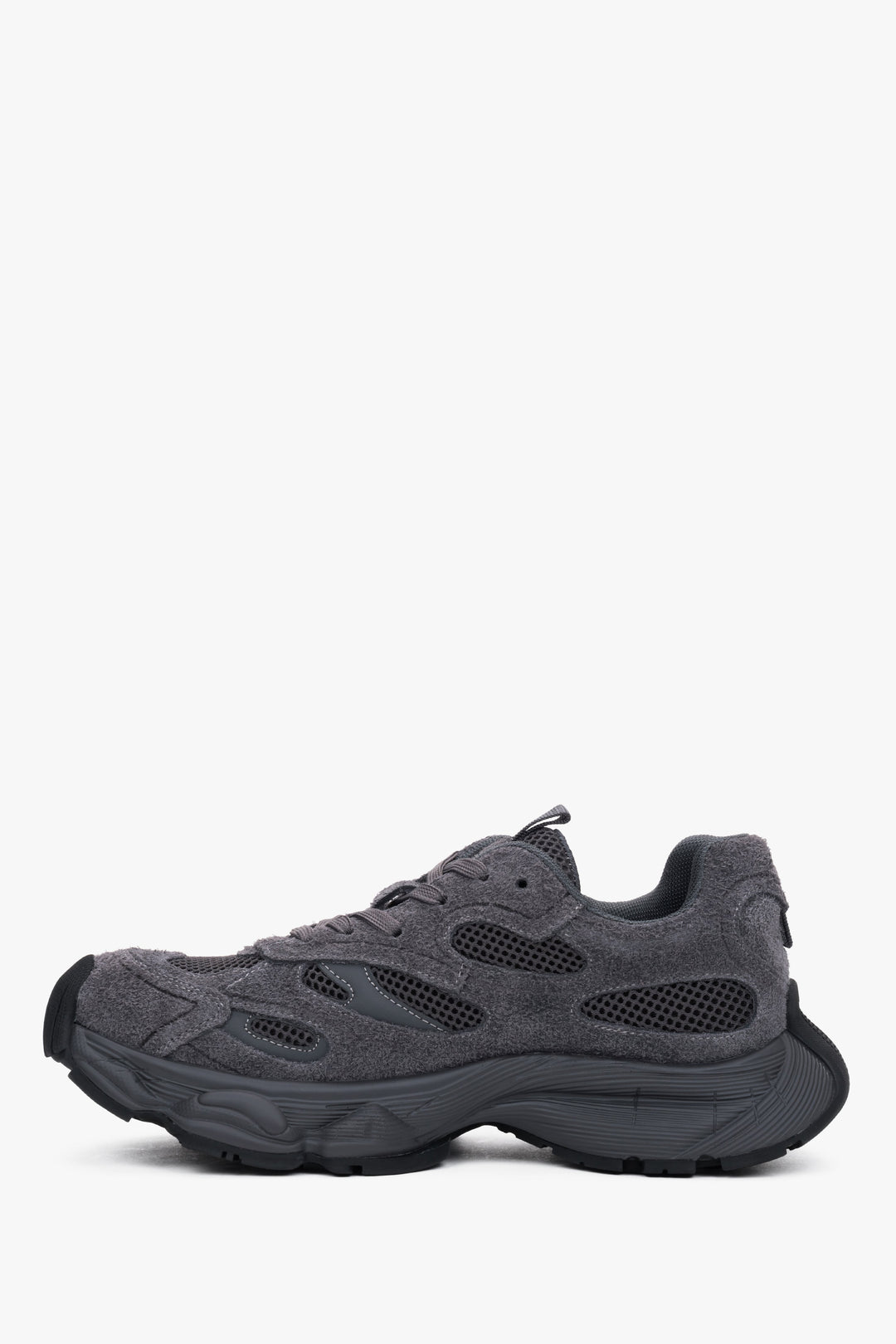 Flache Profilansicht der Außenseite des grauen Sneakers aus strukturiertem Velours