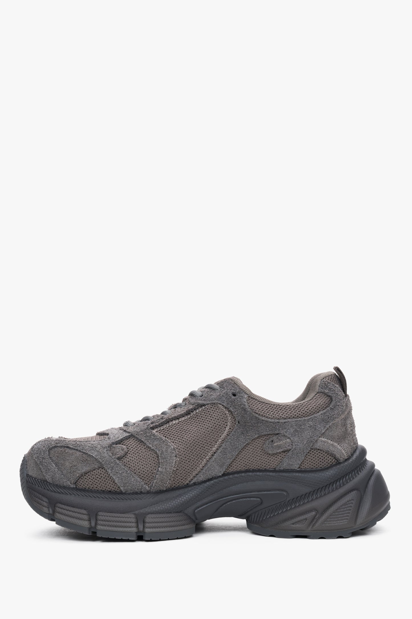 Flache Profilansicht der Innenseite des grauen Chunky Sneakers