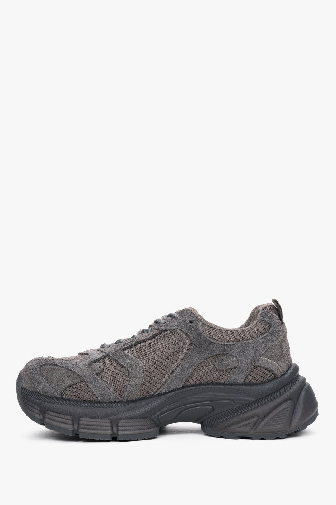 Flache Profilansicht der Innenseite des grauen Chunky Sneakers