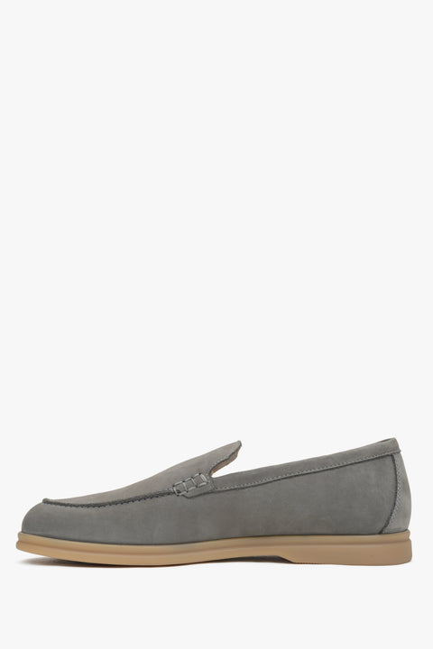 Seitenansicht des grauen Herrenloafers mit hochwertiger Verarbeitung und schlichtem Design – Estro ER00117406.