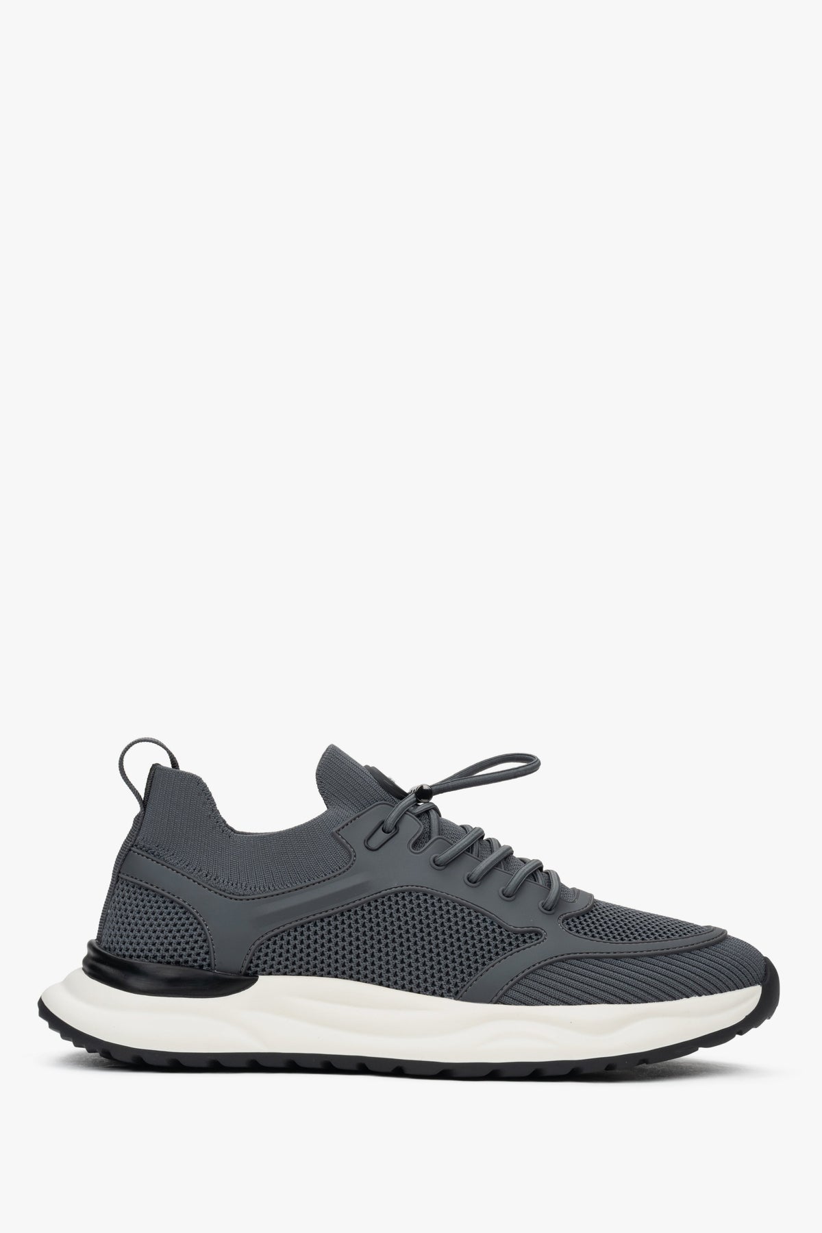Flache Seitenansicht der grauen Herren-Sneaker aus Textil und atmungsaktivem Mesh.