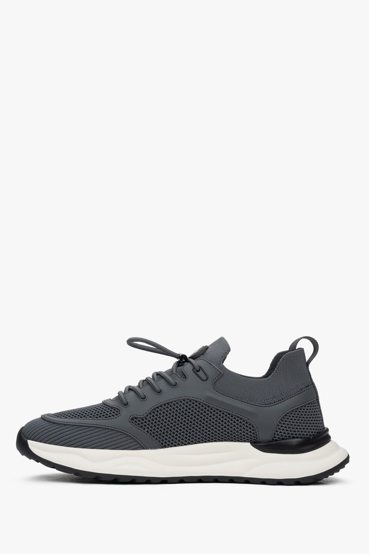 Flache Seitenansicht der anderen Seite des bequemen Sneakers mit flexibler Kontrastsohle.