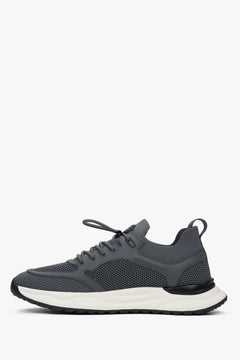 Flache Seitenansicht der anderen Seite des bequemen Sneakers mit flexibler Kontrastsohle.