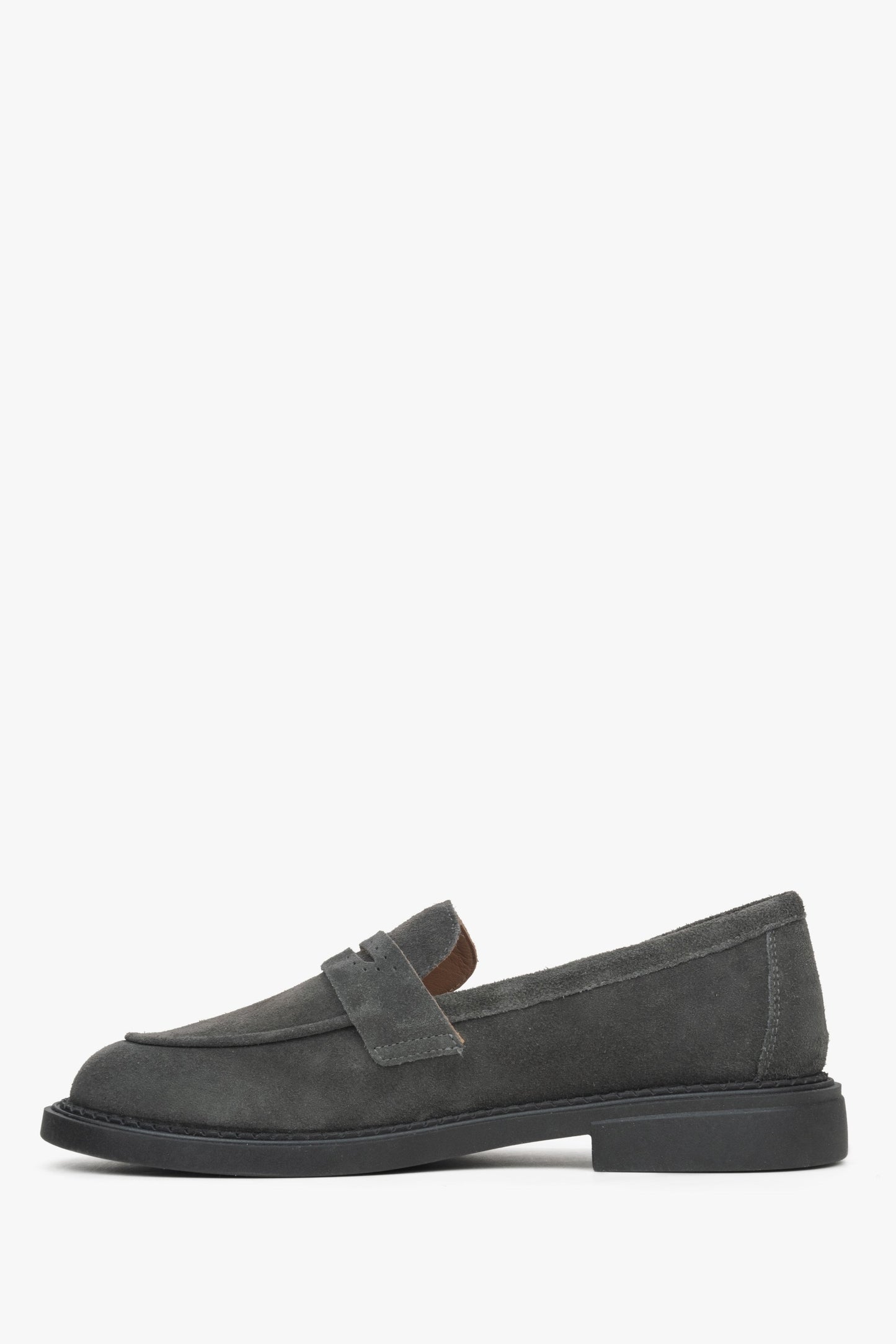 Estro graue Damen-Loafer aus echtem Velours – Seitenprofil der Schuhe.