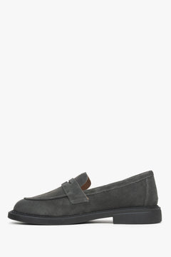 Estro graue Damen-Loafer aus echtem Velours – Seitenprofil der Schuhe.