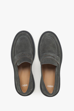 Grau veloursfarbene Damen-Loafer – Draufsicht.