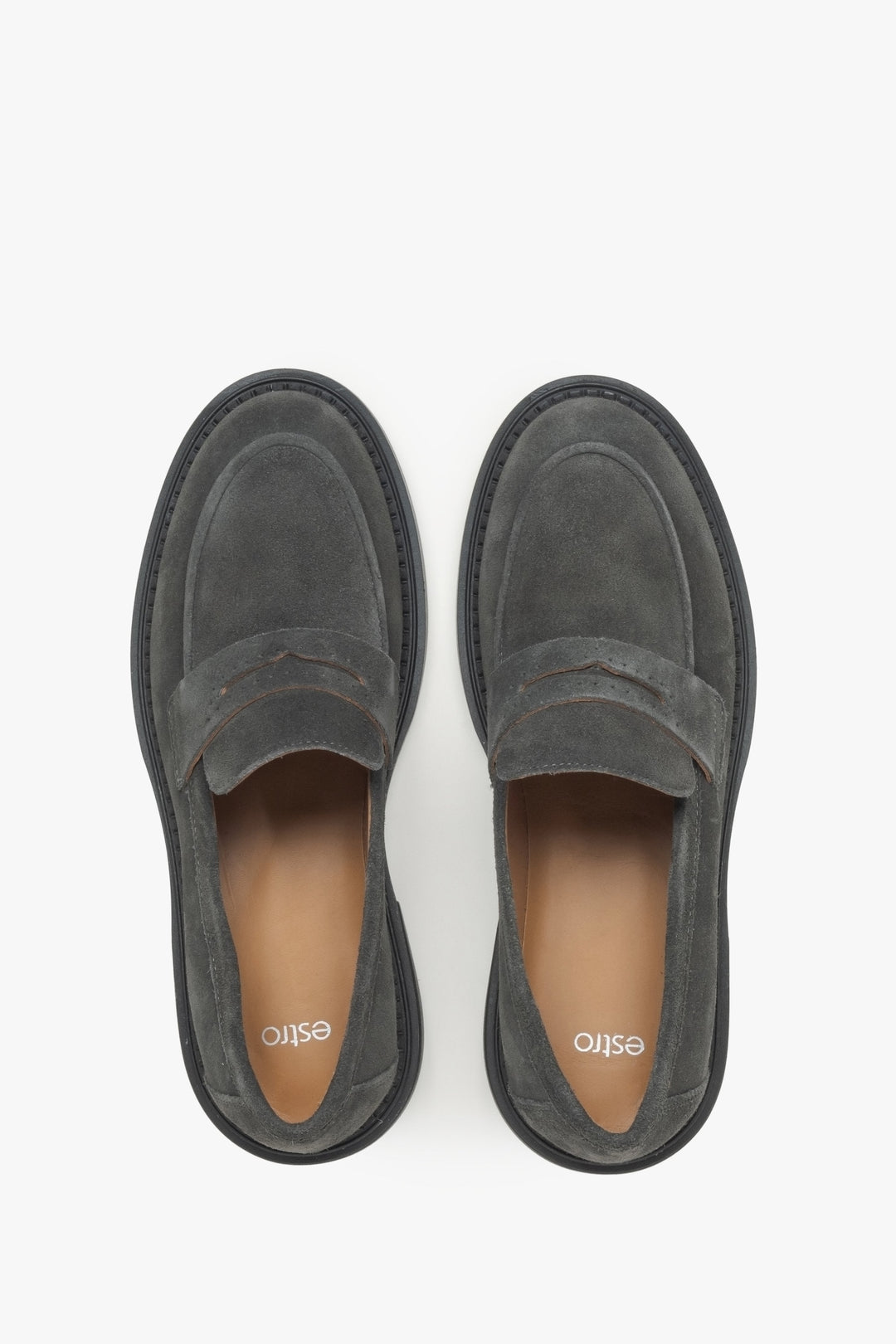 Grau veloursfarbene Damen-Loafer – Draufsicht.