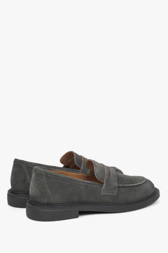 Grau veloursfarbene Damen-Loafer – Nahaufnahme der Ferse und des Seitenprofils der Schuhe.