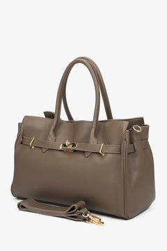 Nahaufnahme der edlen italienischen Lederstruktur bei der großen braunen Handtasche.
